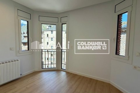 3 bedrooms apartment for rent in Principado De Andorra (Ninguna Poblacion Tiene C.P.), Lleida, Catalonia, Spain № 8007 - photo 16