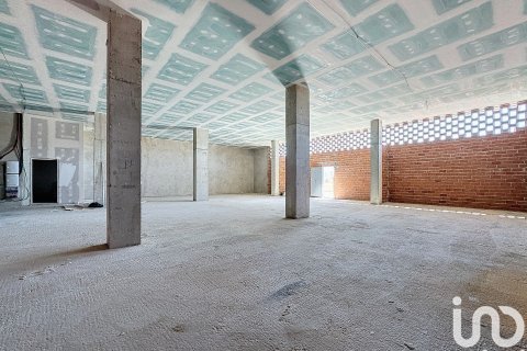 Купить коммерческую недвижимость в Бадалона, Испания с 1 спальня, 329м², № 5030 - фото 3