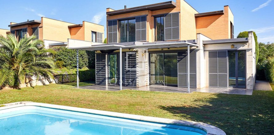 4 bedrooms villa for sale in Sant Vicenc De Montalt, Barcelona, Catalonia, Spain № 4457